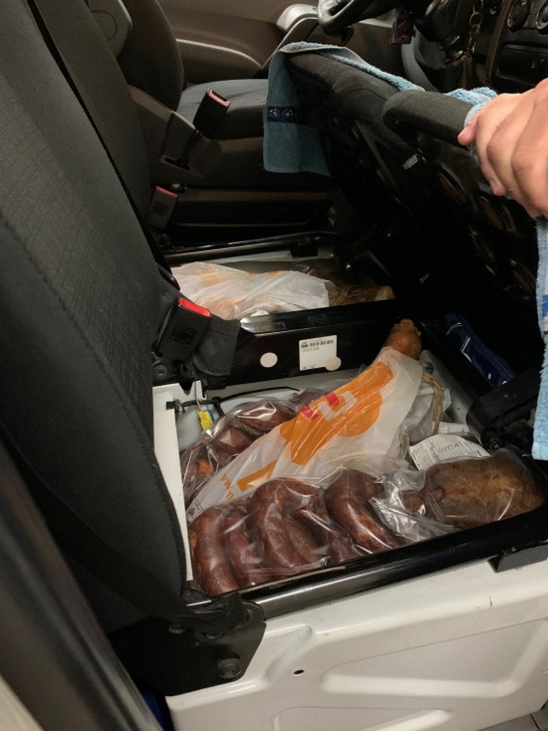 Un conducteur se fait pincer à Bulle avec près de 800 kg de surcharge et avec de la marchandise importée illégalement / Der Lenker wird in Bulle mit 800 kg Überlast und illegal importierter Ware erwischt