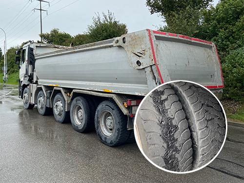 Une entreprise met en circulation un camion avec six pneus lisses à Vaulruz / Eine Firma setzt einen Lastwagen mit abgefahrenen Reifen in Verkehr in Vaulruz