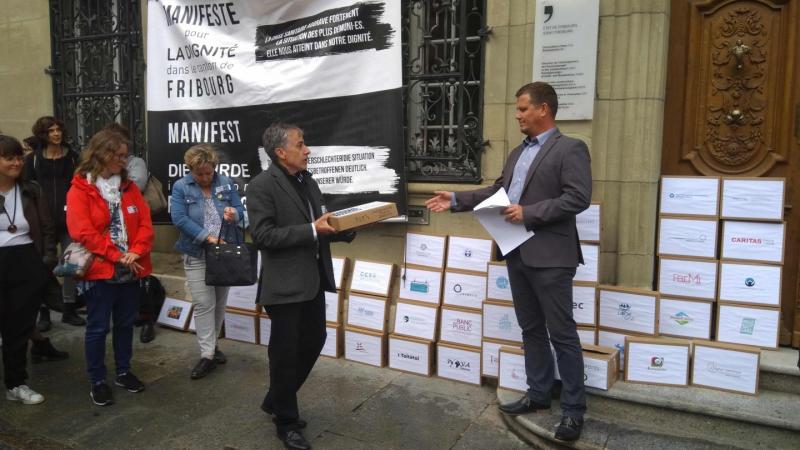 Übergabe des Petition für ein «Manifest für die Würde im Kanton Freiburg»