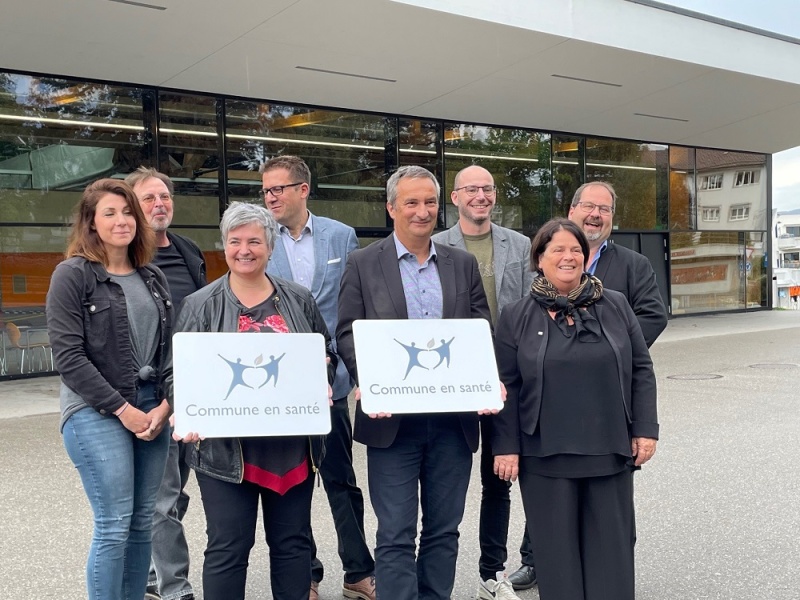 Die Gemeinde Estavayer wird von Staatsrätin Anne-Claude Demierre mit dem Label «Gesunde Gemeinde» ausgezeichnet.