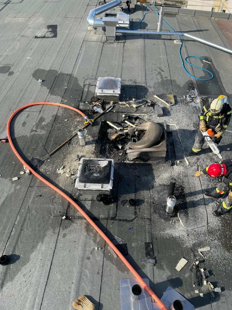 Un incendie se déclare sur le toit d’un immeuble à Marly / Auf dem Dach eines Gebäudes in Marly bricht ein Feuer aus