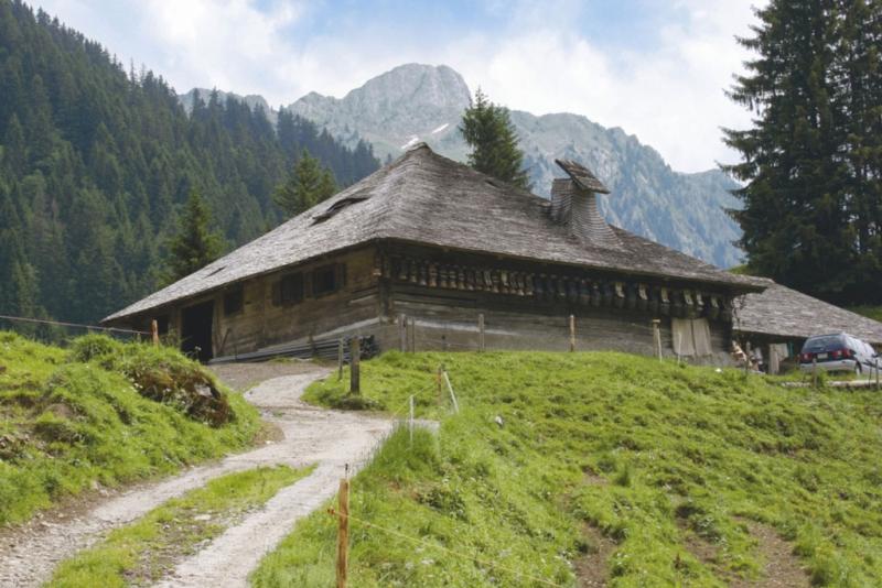 Alphütte im Greyerzerland mit aufgehängten Kuhglocken unter dem Schindeldach 