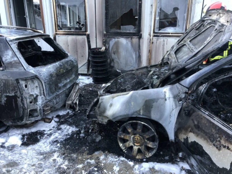 Trois véhicules en feu sur un parking à Muntelier / Drei Fahrzeuge in Brand auf einem Parkplatz in Muntelier