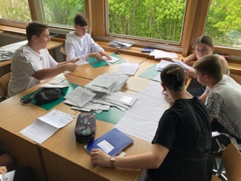 photo d'élèves qui dépouillent les bulletins