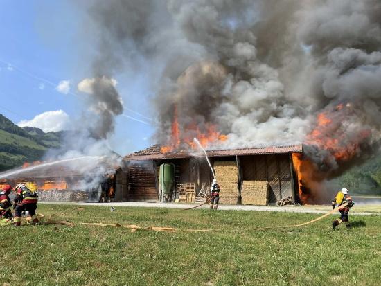 Une ferme détruite par les flammes à Albeuve