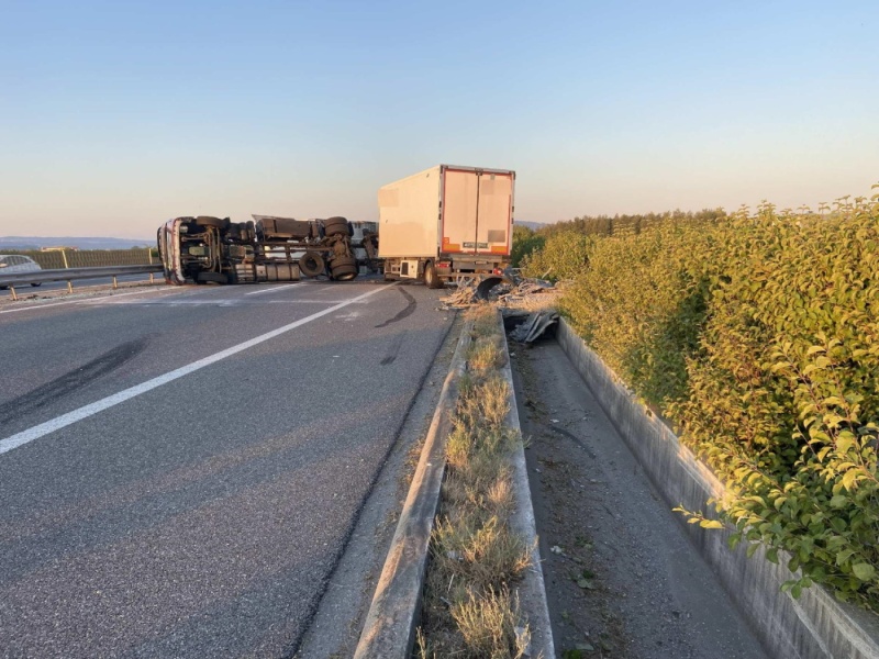 Un camion se renverse et paralyse l’autoroute A1 à Payerne / LKW kippt um und legt die Autobahn A1 bei Payerne lahm