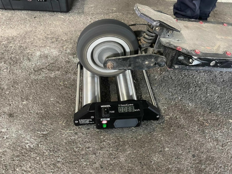 La police séquestre trois trottinettes électriques qui dépassaient largement la vitesse autorisée / Die Polizei beschlagnahmt drei Elektrotrottinetts, die die zulässige Geschwindigkeit deutlich übersc