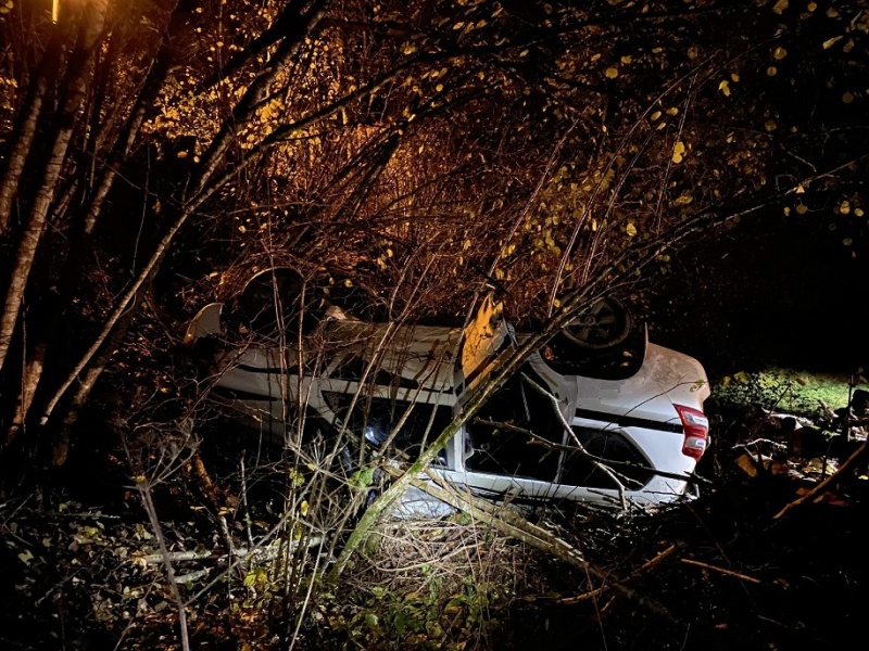 Une voiture sort de la route et dévale un talus à la Roche