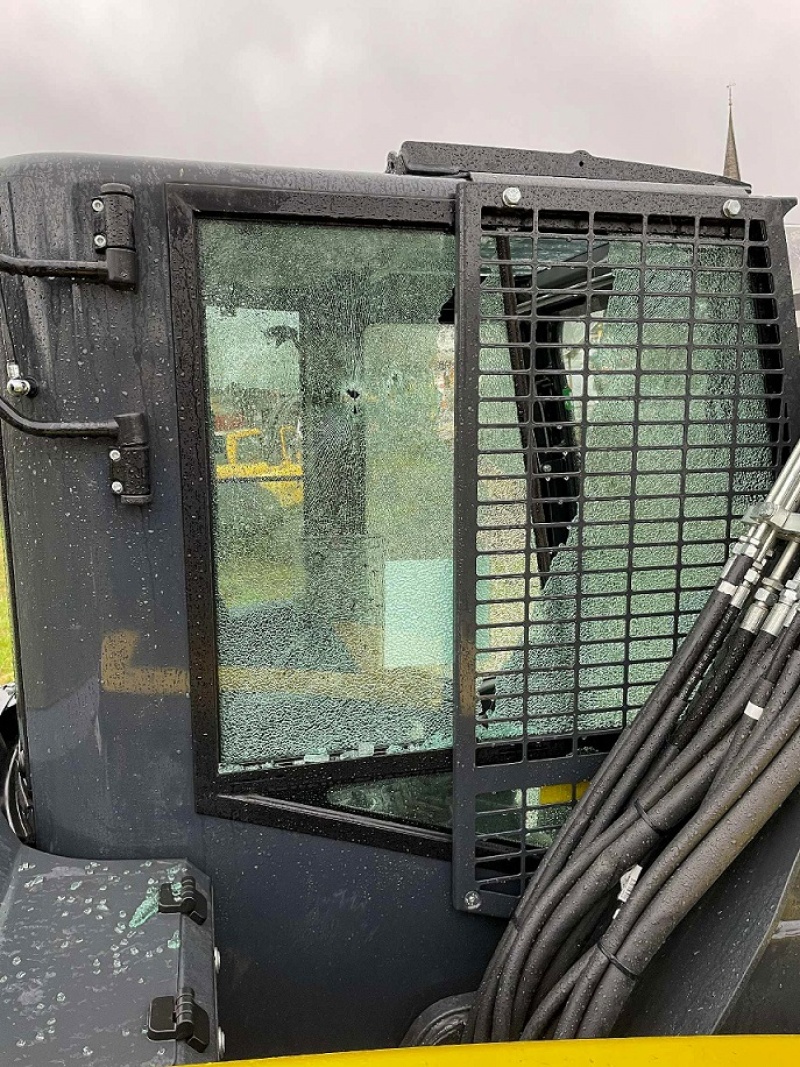 Deux pelleteuses endommagées par des projectiles à Guin