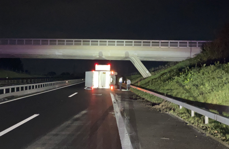 Camion renversé sur A12 à Bösingen