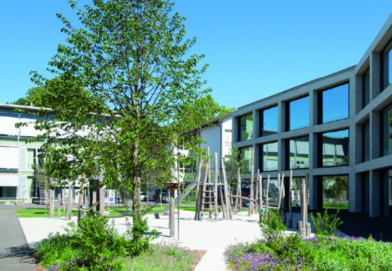 Mit Bäumen bepflanzter Schulhof – Vignettaz-Schule  