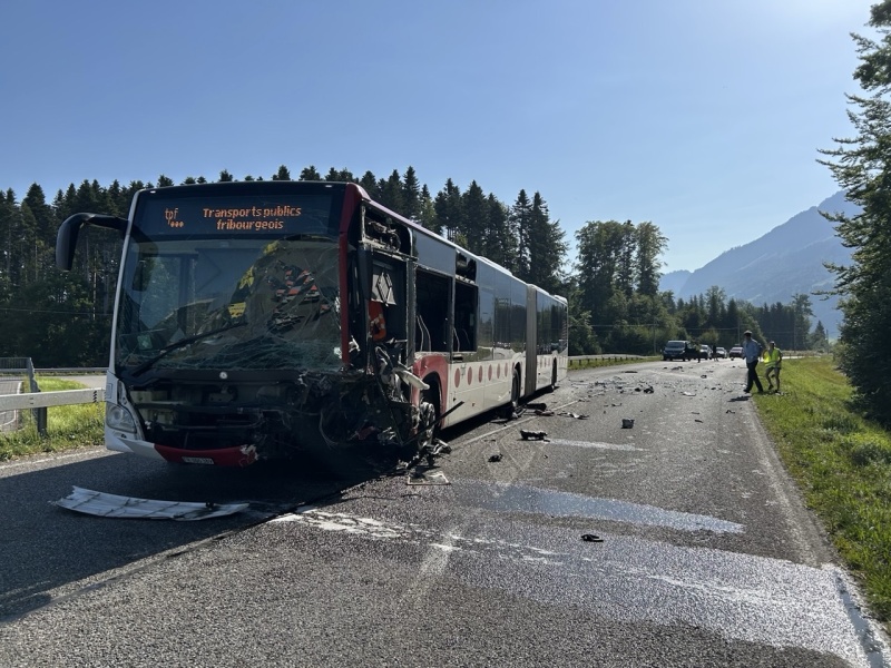 Collision entre une voiture et un bus