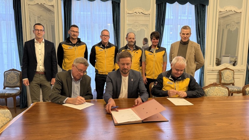 Unterzeichnung des Leistungsvertrags mit der Stiftung Alpine Rettung Schweiz