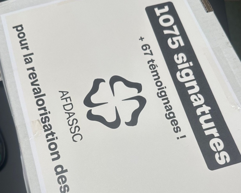 Boîte contenant les signatures de la pétition