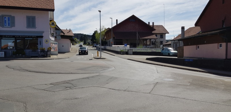 Photo illustrant le carrefour central du village d'Ursy