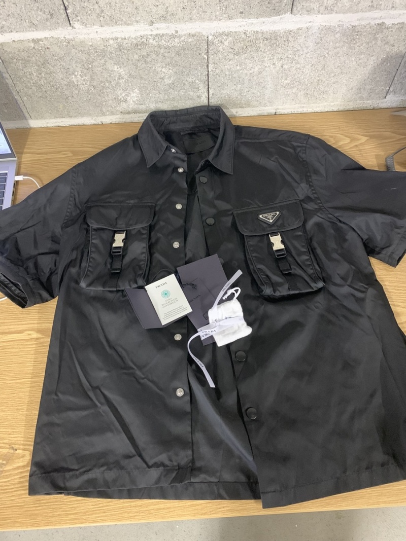 divers vêtements de marque vendus aux enchères