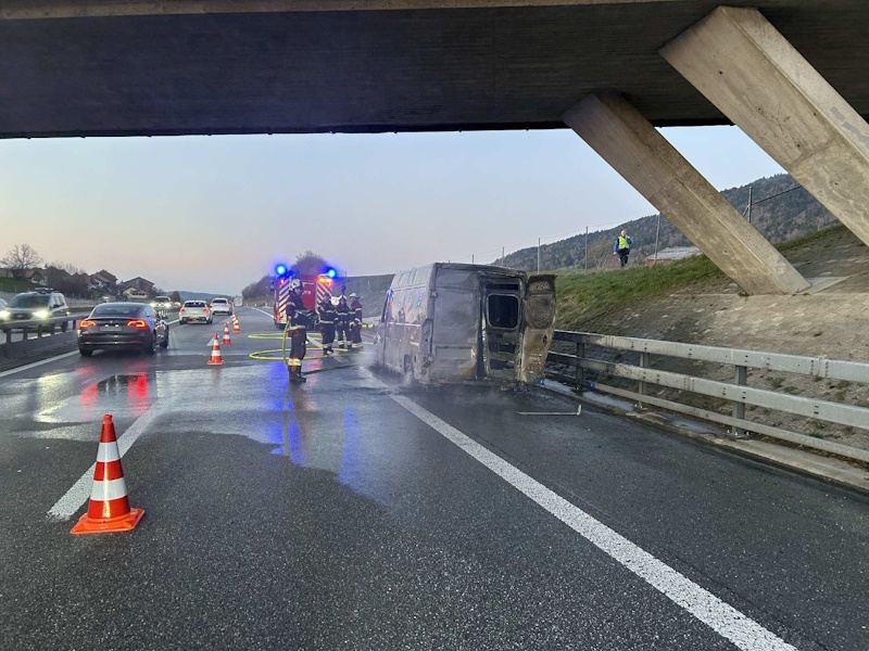 Un véhicule prend feu sur l’A12 à Châtel-St-Denis
