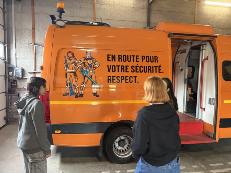 La pose des autocollants sur les véhicules de l'Etat