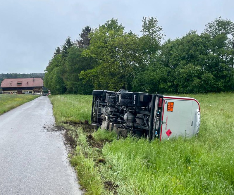 Un camion-citerne se renverse dans un champ à Sâles 	  
