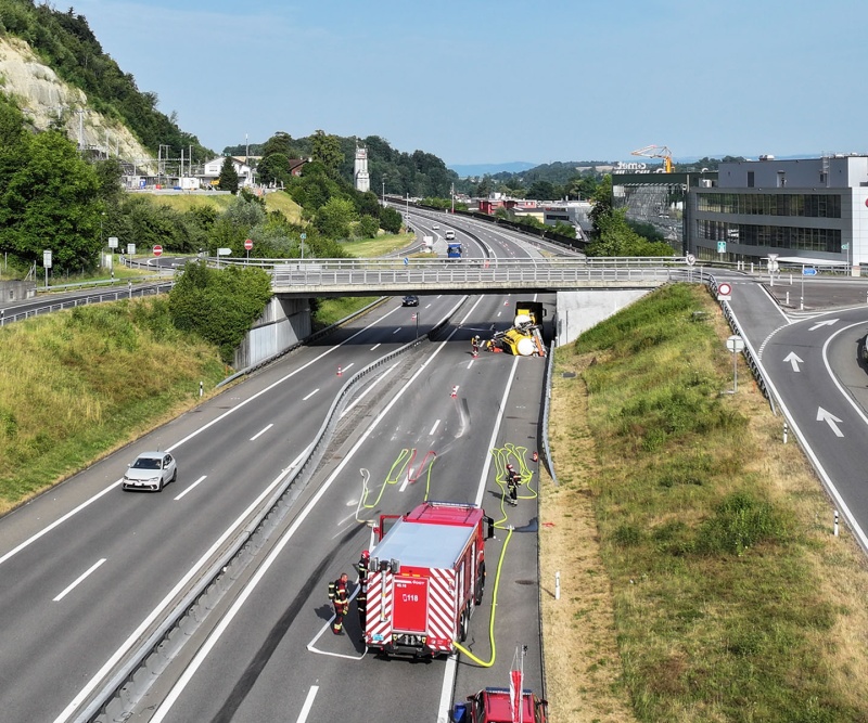 Unfall mit einem Lastwagen auf der A12 bei Flamatt