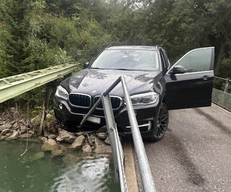 Une voiture suspendue dans le vide sur le pont de Morlon