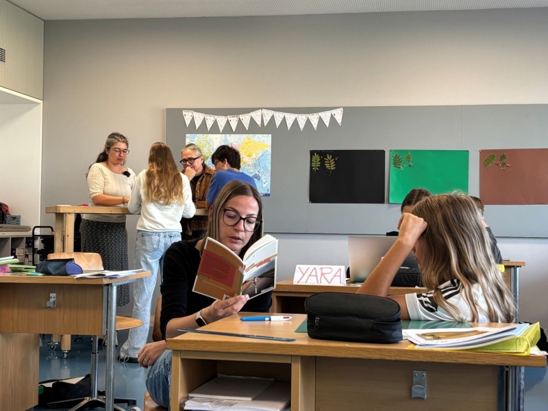 Co-Teaching in einer 10H-EB-Klasse mit SHP Pauline Gobet, Klassenlehrerin Sabrina Ehret und Staatsrätin Sylvie Bonvin-Sansonnens