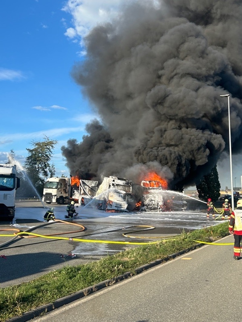 Plusieurs véhicules détruits par les flammes à la Rose de la Broye