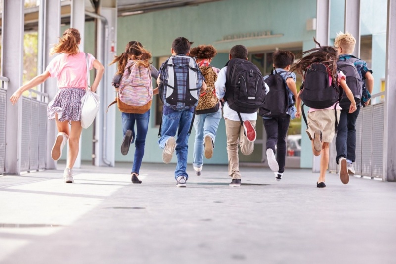 Les enfants courent à l'école