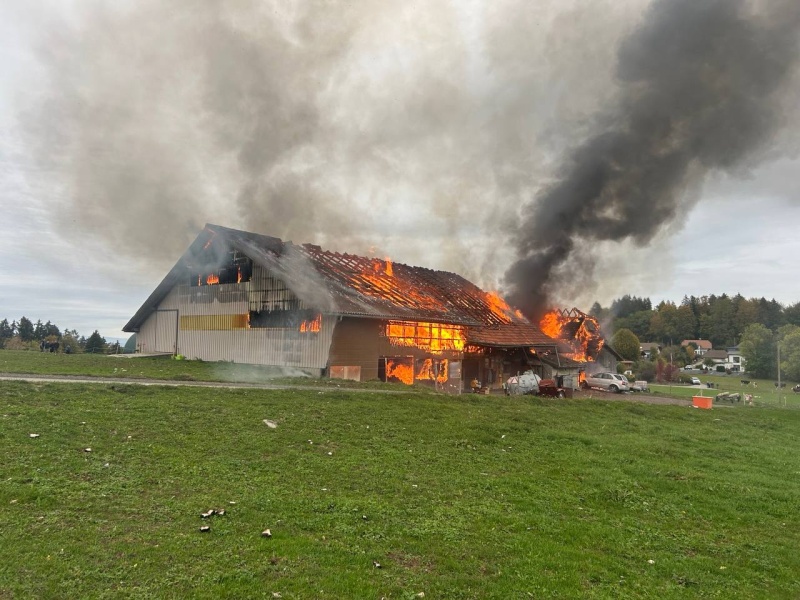 Une ferme entièrement détruite par un incendie à Brünisried 